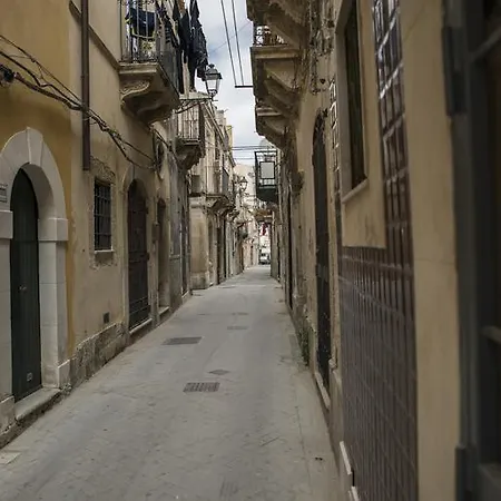 Dione سيراكوزا